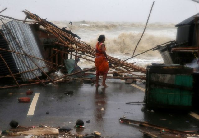 Ινδία: Κυκλώνας σαρώνει τα ανατολικά της χώρας – Πάνω από ένα εκατομμύριο άνθρωποι εγκατέλειψαν τις εστίες τους