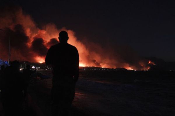 Το ΜΕGA στο Αλεποχώρι: Η φωτιά έφτασε 500 μέτρα από τη θάλασσα, λέει ο αντιδήμαρχος Μεγαρέων