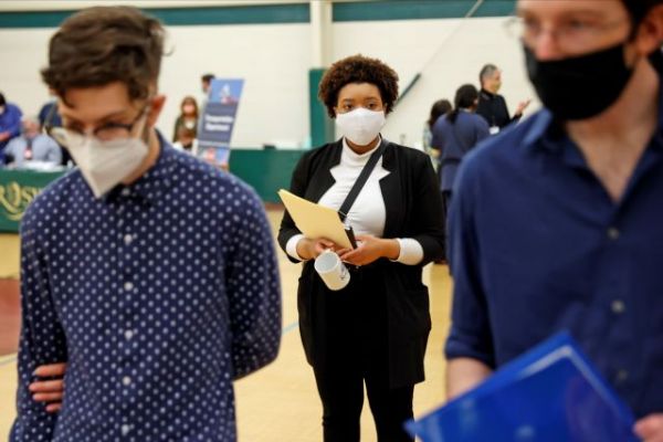 ΗΠΑ: Με 6,4% «έτρεξε» η οικονομία το α’ τρίμηνο – Νέα πτώση στις αιτήσεις για επιδόματα ανεργίας