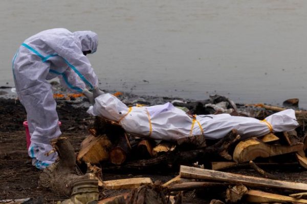 Ινδία: Ο Γάγγης ξεβράζει πτώματα ασθενών κοροναϊού