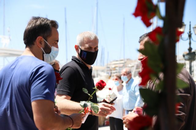 Δήμος Πειραιά:  Γιορτάζει τη μέρα της μητέρας – Μοίρασε λουλούδια παρουσία του Γ. Μώραλη