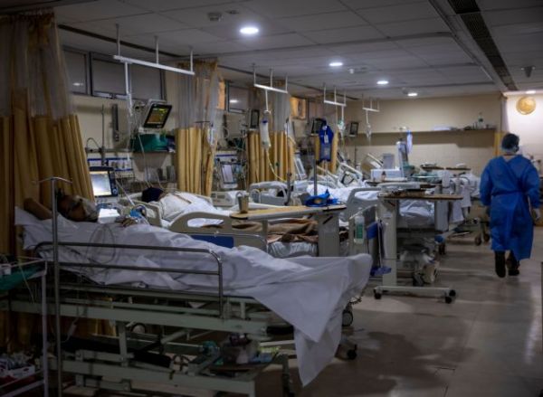Ινδία: Πάνω από 390.000 ημερήσια κρούσματα κοροναϊού – Νέο τραγικό ρεκόρ 3.689 θανάτων