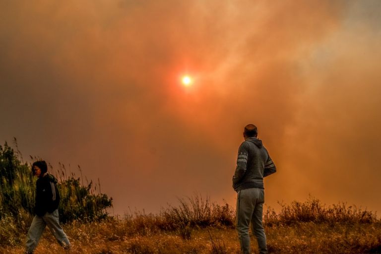 Φωτιά στην Κορινθία: Πρώτο θέμα στο Twitter – Φοβισμένοι και εξοργισμένοι πολίτες ζητούν ευθύνες