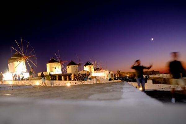 Μύκονος: Γάλλοι, Ελβετοί και Καταριανοί κατέκλυσαν το νησί των ανέμων