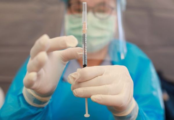 Έρευνα: Αποτελεσματικότητα πάνω από 85% μετά την πρώτη δόση των εμβολίων της AstraZeneca και της Pfizer