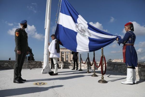 Ημέρα της Ευρώπης: Έπαρση της σημαίας της Ελλάδας και της ΕΕ στην Ακρόπολη
