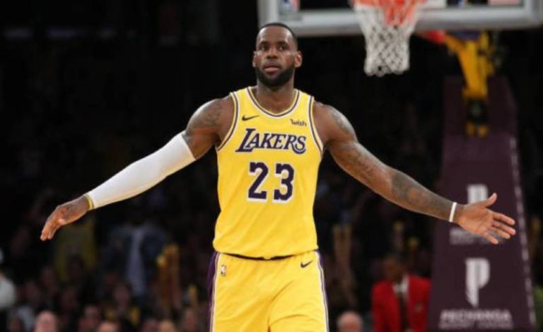 ΛεΜπρόν: Οι ώμοι μου χτίστηκαν για ένα λόγο