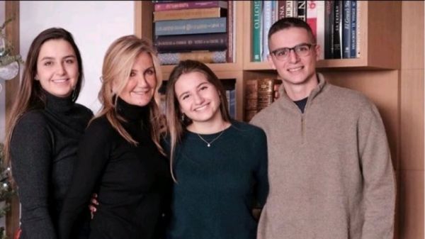 Γιορτή της Μητέρας: Ο Κυριάκος Μητσοτάκης εύχεται «χρόνια πολλά» στη Μαρέβα και σε «όλες τις μαμάδες»