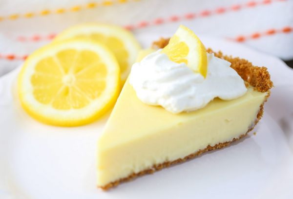 Ανάλαφρη lemon pie για τα ζεστά απογεύματα στο μπαλκόνι