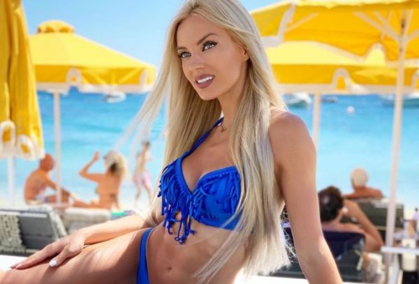 Τζούλια Νόβα: Όταν τρέλανε κόσμο στη Σαντορίνη