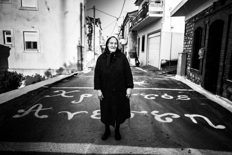 Ο Γιώργος Τατάκης απαθανατίζει συγκινητικά το Πάσχα σε όλη την Ελλάδα