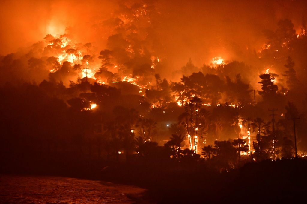 Φωτιά στην Κορινθία: Όλες οι ελπίδες στα εναέρια μέσα – Ολονύχτια μάχη με φλόγες και θυελλώδεις ανέμους