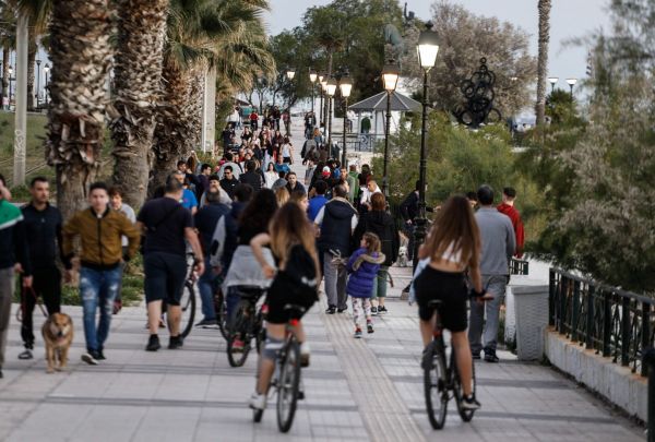 Κοροναϊός: Τι γνωρίζουμε για την «αθηναϊκή μετάλλαξη» – Γιατί ανησυχούν οι ειδικοί και χτυπά «καμπανάκι» ο Τσιόδρας