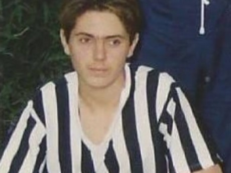 Ο… νεαρός ποδοσφαιριστής της εικόνας είναι πασίγνωστος τραγουδιστής – Τον αναγνωρίζετε;