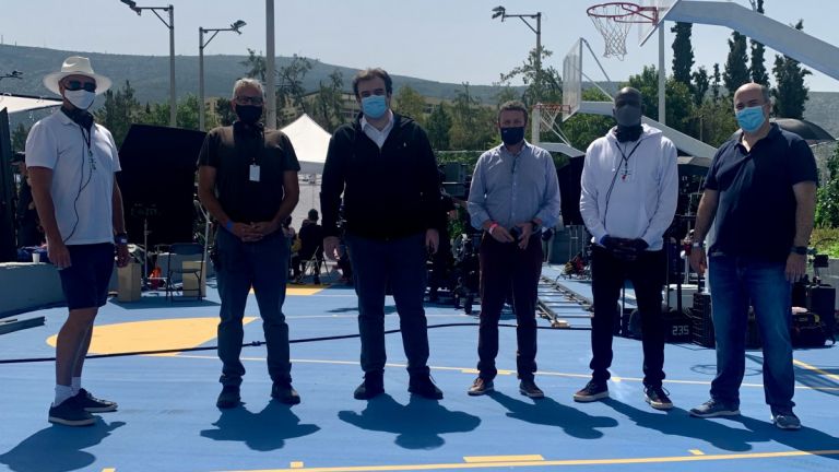 Ο Πιερρακάκης στα γυρίσματα της ταινίας για τον Αντετοκούνμπο