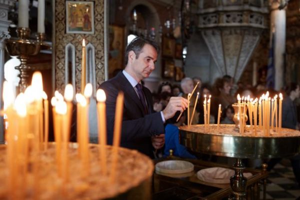 Στην Τήνο η πρώτη εξόρμηση του πρωθυπουργού