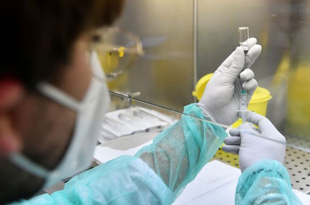 Κοροναϊός: Τα εμβόλια «εξουδετερώνουν» την πανδημία - Πόσο μειώθηκαν κρούσματα και θάνατοι παγκοσμίως