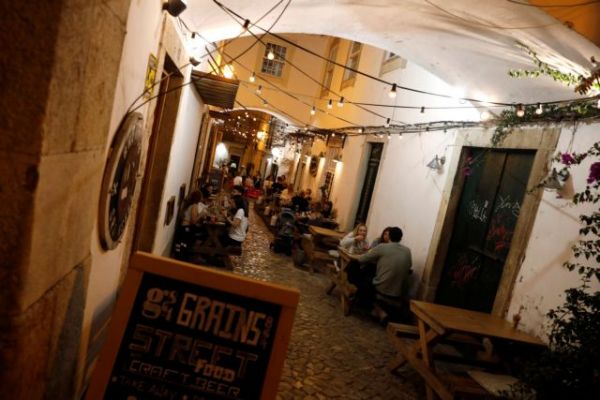 Κοροναϊός: Ξανά ελεύθεροι να… αγκαλιαστούν οι Βρετανοί στη σκιά της ινδικής μετάλλαξης