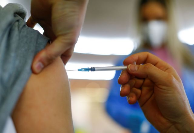 Μαγιορκίνης: «Ανακριβείς οι θεωρίες περί αυξημένου κινδύνου μετά την πρώτη δόση του εμβολίου»