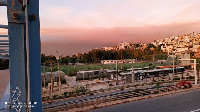 Φωτιά: Ο καπνός από την Κορινθία «σκέπασε» πολλές περιοχές της Αττικής – Στάχτες σε μπαλκόνια