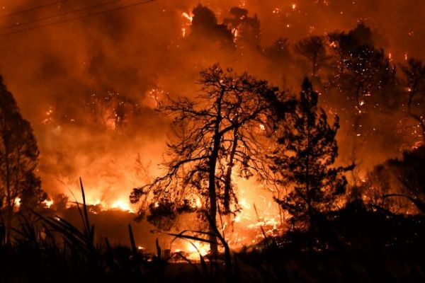 Φωτιά στην Κορινθία: Πολλές εστίες και φόβοι για αναζωπυρώσεις -  Κυκλοφοριακές ρυθμίσεις | in.gr