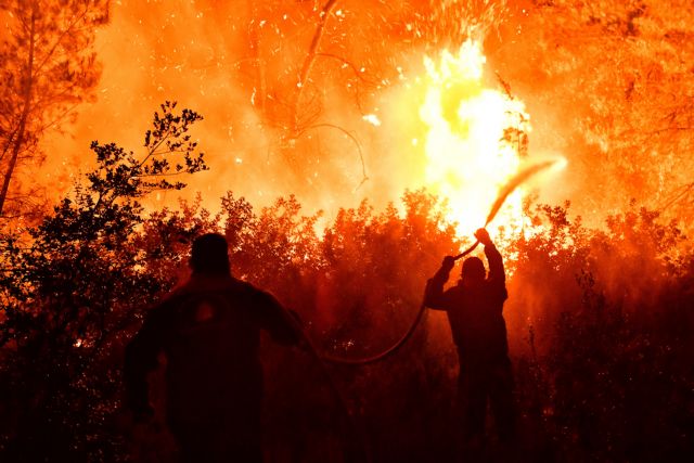 Φωτιά στην Κορινθία: Εκκενώνονται κι άλλοι οικισμοί – Μάχη με τον χρόνο και τους ισχυρούς ανέμους