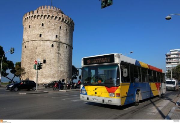 Θεσσαλονίκη: Σοκαριστικό βίντεο με νεαρό επιβάτη να γρονθοκοπεί ηλικιωμένο σε λεωφορείο