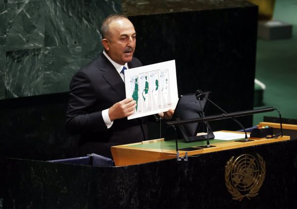 Τουρκία: Σόου Τσαβούσογλου στον ΟΗΕ – Έδειχνε χάρτες και κατηγορούσε το Ισραήλ