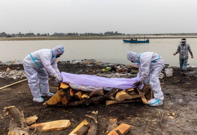 Ινδία: Δεκάδες πτώματα πιθανών θυμάτων του κοροναϊού ξεβράστηκαν στις όχθες του Γάγγη