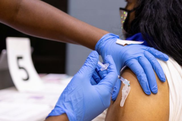 Εμβόλιο κοροναϊού: Έντονος προβληματισμός για τις θρομβώσεις - Πότε αυξάνεται ο κίνδυνος