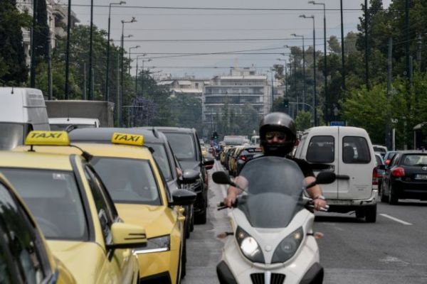 Τι αλλάζει στις μετακινήσεις: Πόσα άτομα επιτρέπονται σε ΙΧ και ταξί