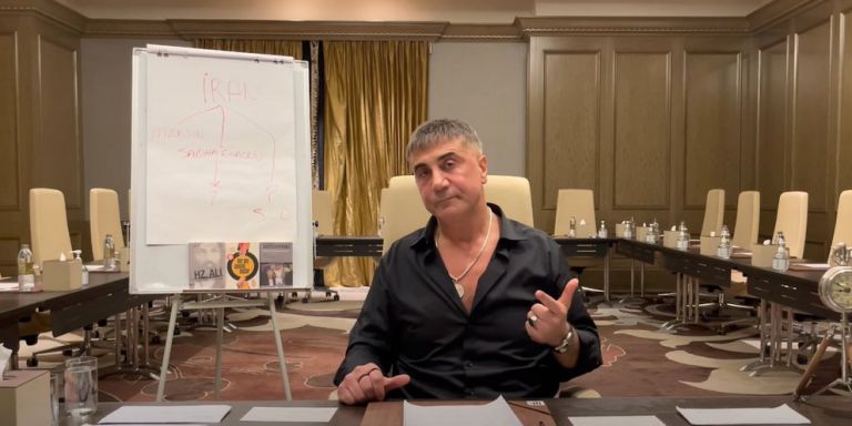 Τουρκία: «Τσουνάμι» στην πολιτική σκηνή προκαλούν οι κατηγορίες του «νονού» Σεντάτ Πεκέρ