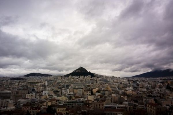 Καιρός: Τοπικές βροχές και καταιγίδες την Παρασκευή – Πτώση της θερμοκρασίας
