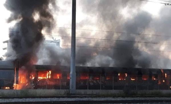 Θεσσαλονίκη: Συναγερμός για φωτιά σε εγκαταλελειμμένα βαγόνια