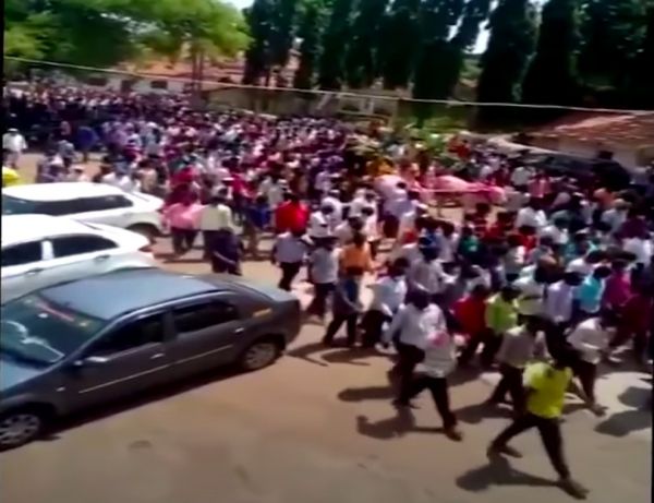 Κοροναϊός – Ινδία: Εκατοντάδες πιστοί σε κηδεία… αλόγου