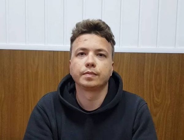 Λευκορωσία: Το καθεστώς Λουκασένκο… εμφάνισε τον δημοσιογράφο πάνω από μια μέρα μετά τη σύλληψη