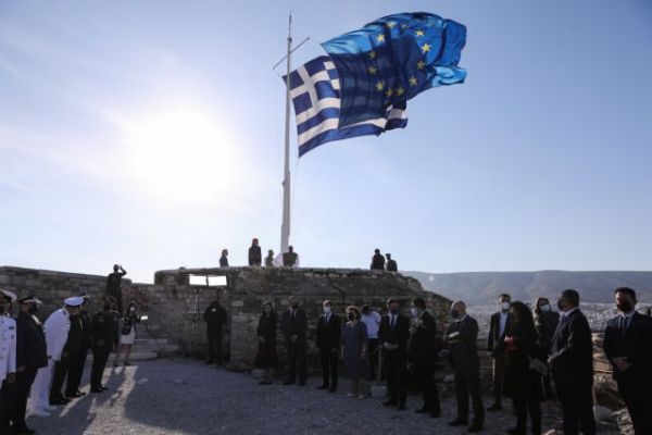 Ημέρα της Ευρώπης: Παρουσία της ΠτΔ και του Μ. Σχοινά στην Ακρόπολη η έπαρση της ελληνικής και της σημαίας της ΕΕ