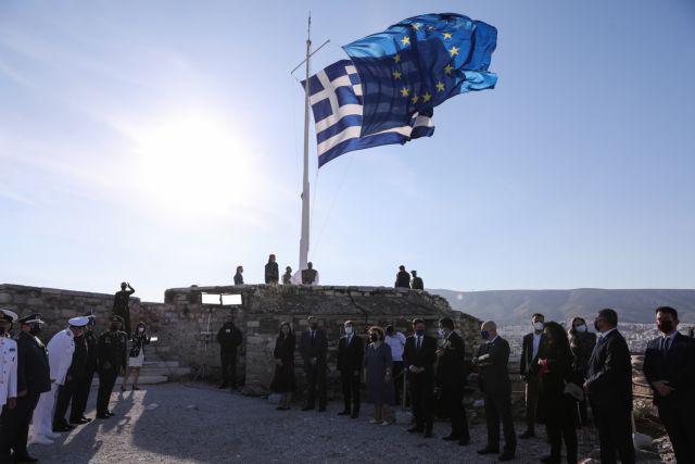 Ημέρα της Ευρώπης: Παρουσία της ΠτΔ και του Μ. Σχοινά στην Ακρόπολη η έπαρση της ελληνικής και της σημαίας της ΕΕ