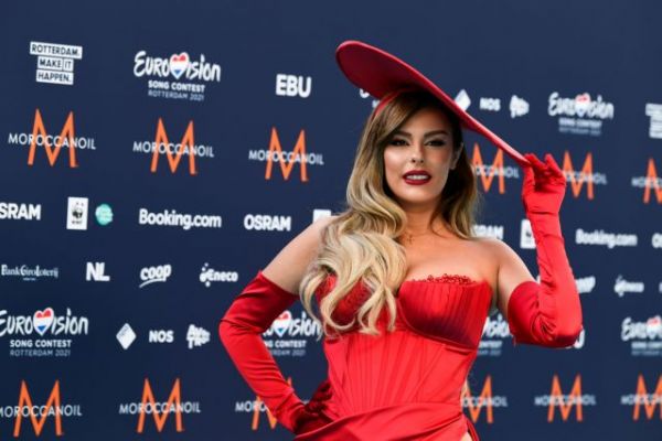Eurovision: Όταν η εκπρόσωπος της Αλβανίας… έδειρε δύο Ελληνίδες