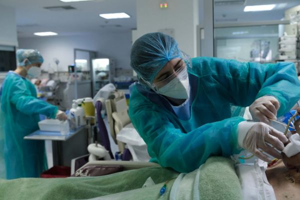 Κοροναϊός: 877 νέα κρούσματα και 38 θάνατοι – Στους 569 οι διασωληνωμένοι