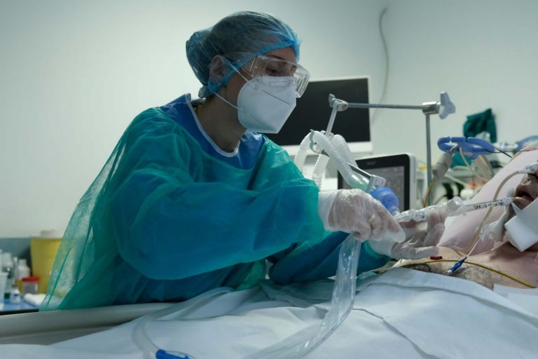 Κοροναϊός: 1.381 νέα κρούσματα και 50 θάνατοι – Στους 563 οι διασωληνωμένοι