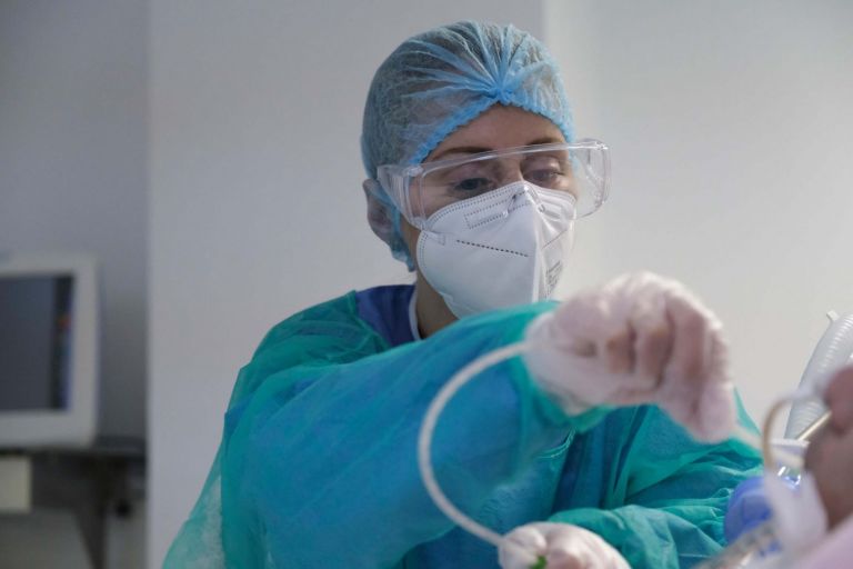 Κοροναϊός: 17χρονος είναι διασωληνωμένος στον Ερυθρό Σταυρό