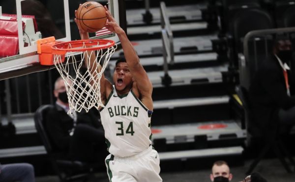 Πέισερς – Μπακς 133-142: «Καθάρισαν» με μεγάλο πρωταγωνιστή τον Αντετοκούνμπο