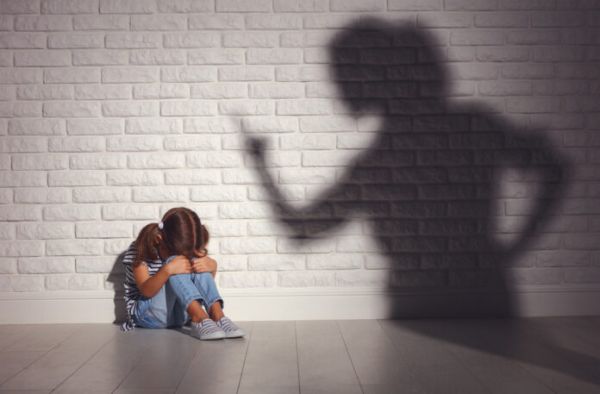 Εχει δικαίωμα ο κακοποιητής γονιός να μεγαλώνει τα παιδιά του και να είναι καλός μπαμπάς;