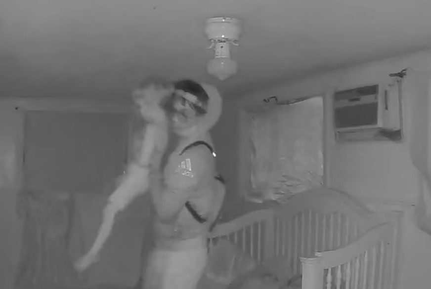 Ο εφιάλτης κάθε γονιού: Η στιγμή που απαγωγέας αρπάζει 4χρονο από την κούνια του – Βίντεο σοκ