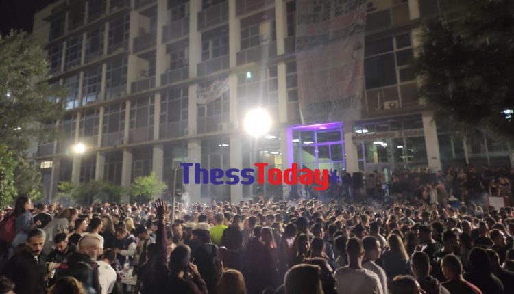 Θεσσαλονίκη: Κορονοπάρτι στην Φιλοσοφική του ΑΠΘ – Δεκάδες άτομα και DJ