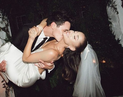 Αριάνα Γκράντε: Οι πρώτες εικόνες από τον γάμο της- Το νυφικό αλά Όντρεϊ Χέπμπορν