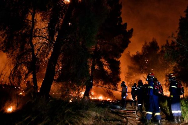 Φωτιά στην Κορινθία: Δραματική έκκληση των Αρχών στους κατοίκους να μην κυκλοφορούν στους δρόμους