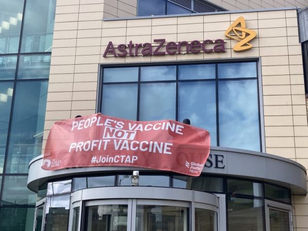 ΑstraZeneca: Ακτιβιστές αλυσοδέθηκαν στα γραφεία της – Ζητούν άρση πατέντας