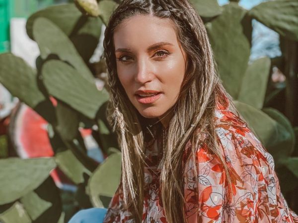 Αθηνά Οικονομάκου: Στον 9ο μήνα φωτογραφήθηκε δείχνοντας τη φουσκωμένη κοιλιά της